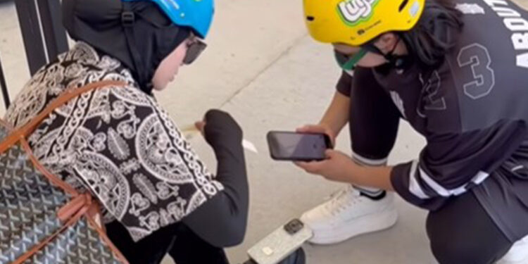 Persoalan Netizen Terjawab, Adira Suhaimi Reveal Cara Rekod Video Guna Kaki