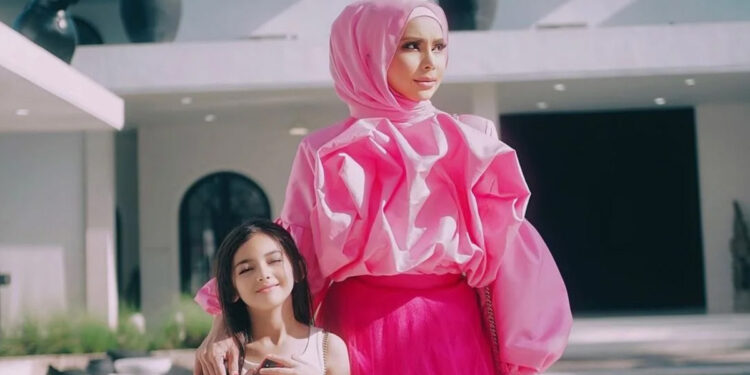 “Seminggu Sekali Dapat Fon, Boleh Recap Seminggu Gosip” – Celoteh Che Ta Tentang Aisyah