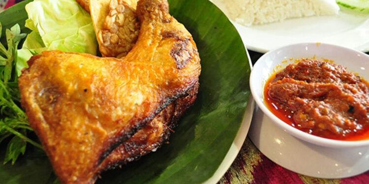 Semua Kenal Nasi Ayam Penyet, Tapi Apa Maksud Penyet?