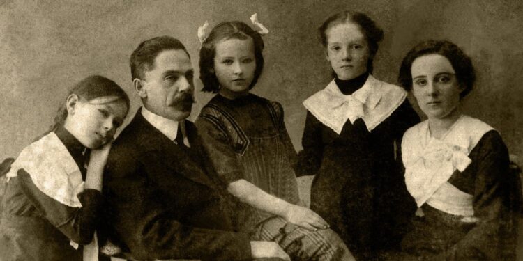 Perasan Tak, Kenapa Gambar Dulu Orang Tak Senyum