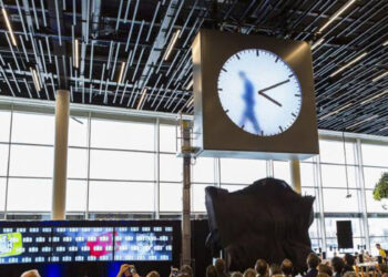 Tak Percaya? Ada Orang Dalam Jam Di Lapangan Terbang Schiphol
