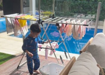 “Bagus Didik Anak Lelaki Serba Boleh,” – Netizen Puji Anak Sulung Zahirah MacWilson Buat Kerja Rumah