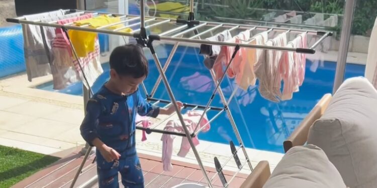 “Bagus Didik Anak Lelaki Serba Boleh,” – Netizen Puji Anak Sulung Zahirah MacWilson Buat Kerja Rumah