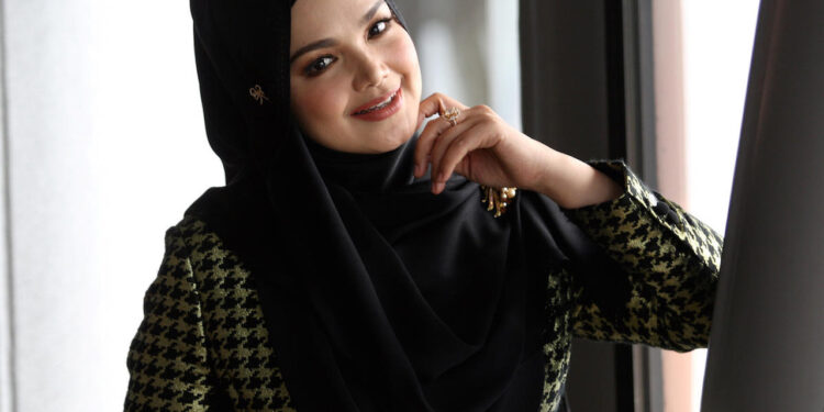 ‘Tendang Bola Terus Gol!’ – Video Siti Nurhaliza Main Bola Raih Perhatian Ramai