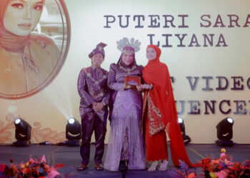 Puteri Sarah Terima Anugerah Ikon Ibu Tunggal