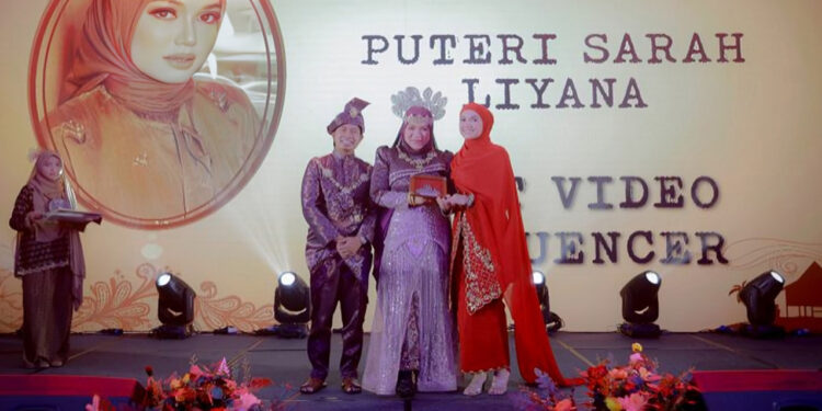 Puteri Sarah Terima Anugerah Ikon Ibu Tunggal