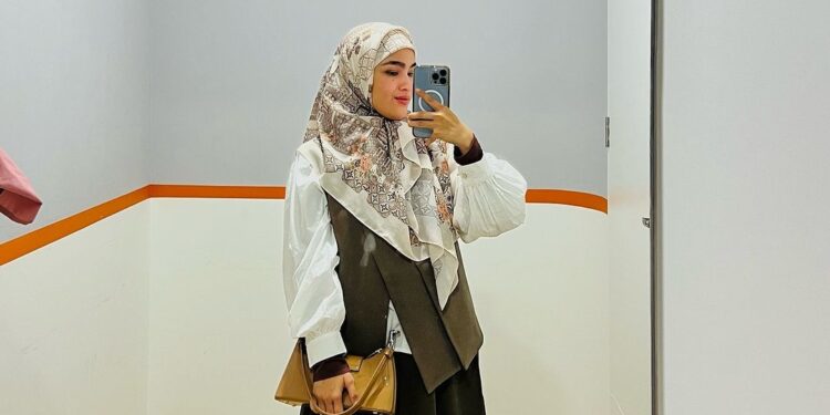 “Cantik Hajjah El,” – Netizen Puji Pakaian Elfira Loy Lepas Pulang Dari Tunai Haji