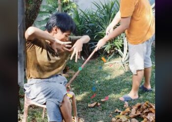 “Pasang Solawat Jibril Bagi Tenang” – Netizen Bagi Idea Bila Anak Autisme Tantrum