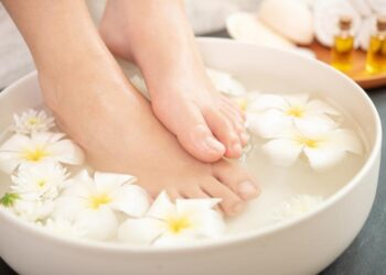 6 Kebaikan Merendam Kaki Dalam Air Ais