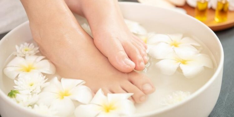 6 Kebaikan Merendam Kaki Dalam Air Ais