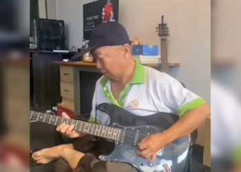 Pakcik Cina Main Gitar Lagu Melayu 60-an Dipuji Netizen