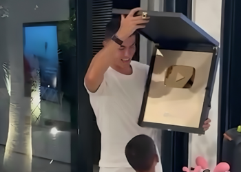 Cristiano Ronaldo Terima Gold Play Button Paling Pantas Dalam Sejarah YouTube!