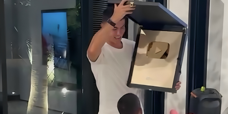 Cristiano Ronaldo Terima Gold Play Button Paling Pantas Dalam Sejarah YouTube!