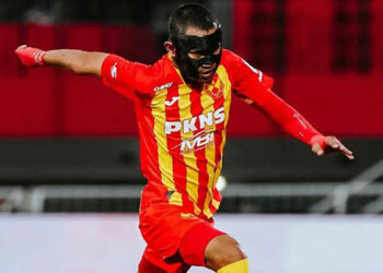 Faisal Halim Kembali Beraksi Di Padang, Pakai Topeng Selepas Insiden Asid