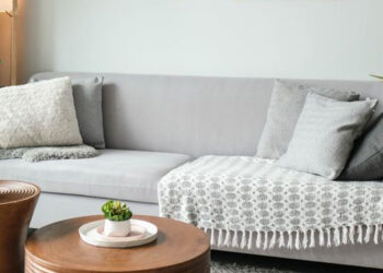 Lelaki Kutip Sofa Dibuang Di Tepi Jalan, Jumpa Emas & Wang Tunai