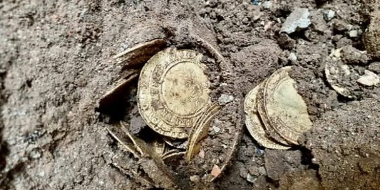 Lebih 10 Tahun Tak Sedar: Syiling Emas Bernilai RM1.3 Juta Ditemui Di Rumah Sendiri