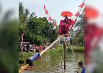 Hadiah ‘Janda Muda’ Jadi Tarikan Pertandingan Panjat Batang Pinang