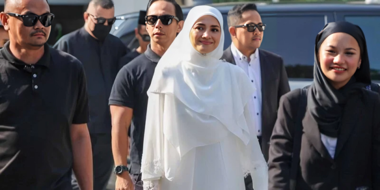 Fazura Dikelilingi Lima Bodyguard: Apa Yang Sebenarnya Berlaku?