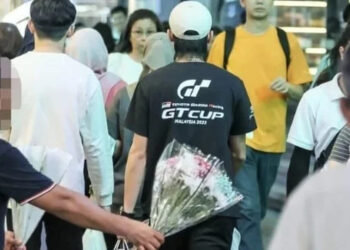 Penjaja ‘Rambo’ Warga Asing Untung RM3K Sehari Jual Bunga Di Bukit Bintang!