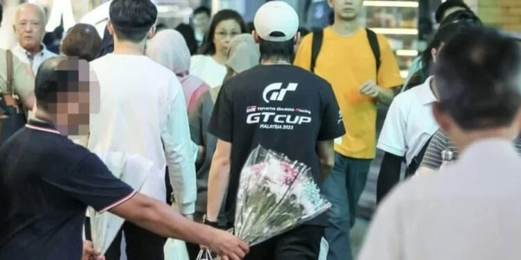 Penjaja ‘Rambo’ Warga Asing Untung RM3K Sehari Jual Bunga Di Bukit Bintang!