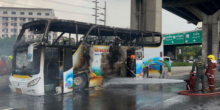 Tragedi Bas di Bangkok: Pemandu Melarikan Diri, 20 Pelajar dan 3 Guru Terbakar