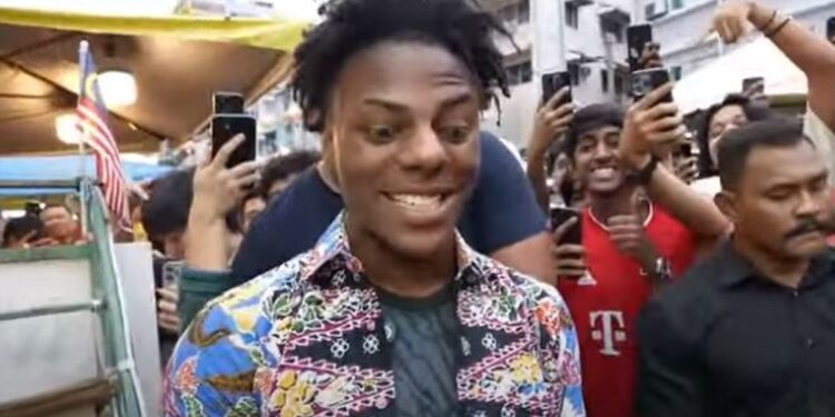 Hari Batik Indonesia: IShowSpeed Pakai Batik Malaysia, Netizen Bergaduh, Tapi Patut Ke?