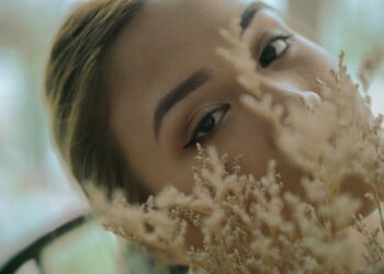 Perempuan Kening Tebal: Simbol Kekuatan dan Keperibadian