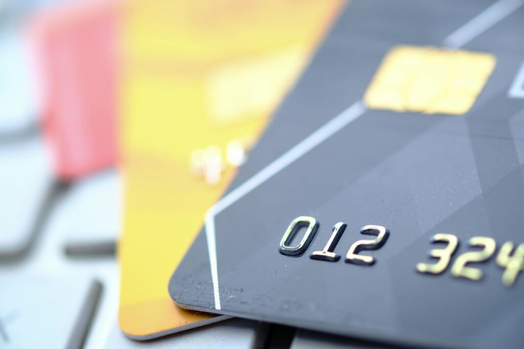 perbezaan kad kredit dan kad debit