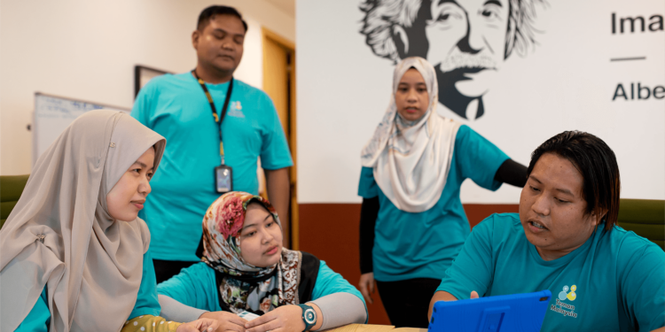 Teman Malaysia: Servis Bawa Warga Tua ke Hospital, Jaga di Rumah dan Berjalan-jalan