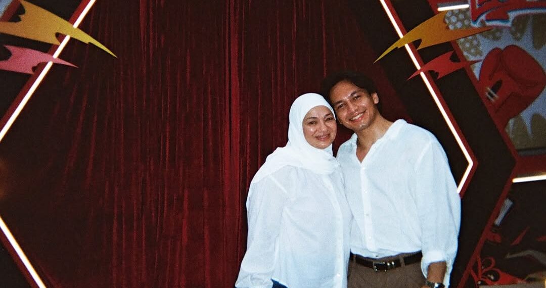 Mak Neelofa Pegang Erat Tangan Jefri Nichol?