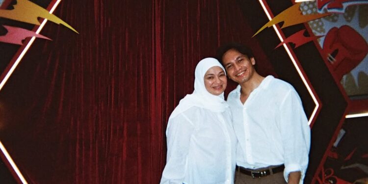 Mak Neelofa Pegang Erat Tangan Jefri Nichol?